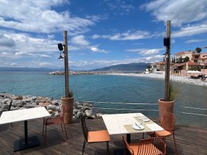 Vrahos Avia Cuisine & Wine: Το εστιατόριο που φέρνει τη σύγχρονη ελληνική κουζίνα πάνω στο κύμα της Μεσσηνίας - FlagInLife