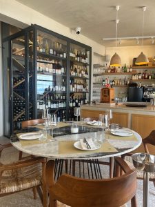 Vrahos Avia Cuisine & Wine: Το εστιατόριο που φέρνει τη σύγχρονη ελληνική κουζίνα πάνω στο κύμα της Μεσσηνίας - FlagInLife