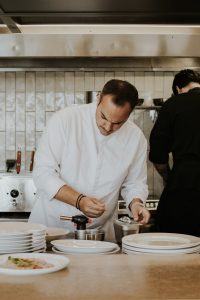 Vrahos Avia Cuisine & Wine: Το εστιατόριο που φέρνει τη σύγχρονη ελληνική κουζίνα πάνω στο κύμα της Μεσσηνίας - FlagInLife
