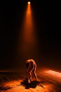 Sunward: Μια αποκαλυπτική εικαστική performance στο Θέατρο Ροές - FlagInLife