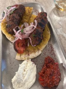 Synaxis Taverna: Αυθεντικές γεύσεις σε μια φροντισμένη ταβέρνα στη Βουλιαγμένη - FlagInLife