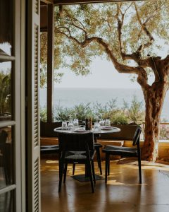 Tikla Cuzina & Wine Bar: Εκλεπτυσμένες γεύσεις και μια προσεγμένη wine list στο λιμανάκι της Καρδαμύλης 1 Tikla Cuzina & Wine Bar: Εκλεπτυσμένες γεύσεις και μια προσεγμένη wine list στο λιμανάκι της Καρδαμύλης - FlagInLife