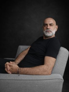 Φεστιβάλ Πολιτικού Θεάτρου – Αφιέρωμα στον Θανάση Τριαρίδη: Το θέατρο Εν Αθήναις μεταρέπεται σε πεδίο πολιτικού διαλόγου και η σκηνή μιλά για όσα αποσιωπούμε - FlagInLife
