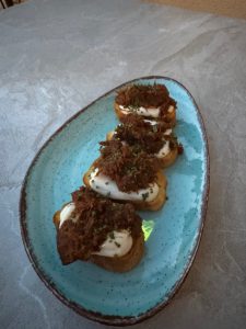 Mantri Mountain Resto: Στο βουνό των νοτίων προαστίων κρύβεται ένας γαστρονομικός προορισμός - FlagInLife