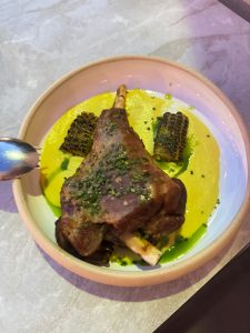 Mantri Mountain Resto: Στο βουνό των νοτίων προαστίων κρύβεται ένας γαστρονομικός προορισμός - FlagInLife