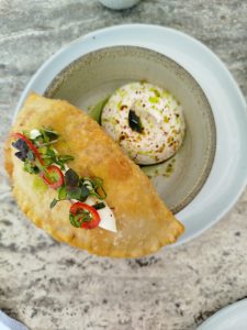 Helios Poolside Restaurant: Ο Enrique Fernandez υπογράφει ένα μενού που φέρνει τη σύγχρονη Latin American κουζίνα δίπλα στην πισίνα του Four Seasons Astir Palace - FlagInLife