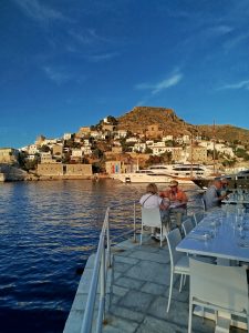 Από τη θρυλική Λαγουδέρα στο Omilos Restaurant Bar: H γεύση της κοσμοπολίτικης Ύδρας - FlagInLife