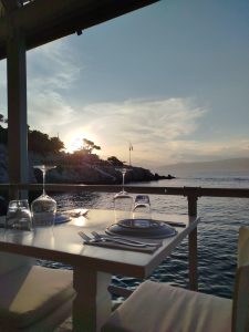 Από τη θρυλική Λαγουδέρα στο Omilos Restaurant Bar: H γεύση της κοσμοπολίτικης Ύδρας - FlagInLife