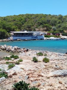 48 ώρες στο Αγκίστρι: Το μικρό «love island» του Αργοσαρωνικού που λατρεύουν τα ζευγάρια - FlagInLife