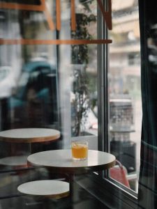 Κάιν: Γιατί το ιστορικό μπαρ του Μετς εξακολουθεί να αποτελεί σημείο αναφοράς στην Αθηναϊκή νύχτα - FlagInLife