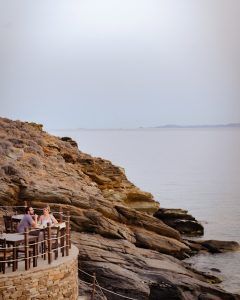 Ο Ντίνος στην Τήνο: Γιατί θεωρείται μια από τις καλύτερες ψαροταβέρνες των Κυκλάδων - FlagInLife