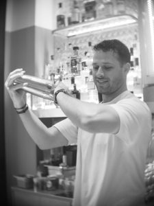 Mannequin: το μικρό bar της Πάτρας που τάραξε τα νερά - FlagInLife
