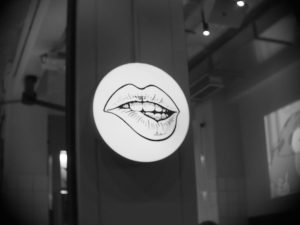 Mannequin: το μικρό bar της Πάτρας που τάραξε τα νερά - FlagInLife