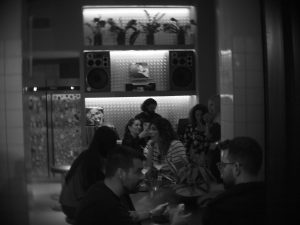 Mannequin: το μικρό bar της Πάτρας που τάραξε τα νερά - FlagInLife