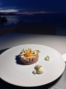 Veranda Restaurant: Η δημιουργική ελληνική κουζίνα του Γιάννη Μαρινόπουλου συναντά το μαγευτικό τοπίο του Vathi Cove Luxury Resort 4 Veranda Restaurant: Η δημιουργική ελληνική κουζίνα του Γιάννη Μαρινόπουλου συναντά το μαγευτικό τοπίο του Vathi Cove Luxury Resort - FlagInLife