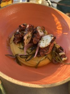 Taverna 37: Μια ντελικάτη ταβέρνα σαν σε νησί, σε ένα deck πάνω στην θάλασσα στο Four Seasons 5 Taverna 37: Μια ντελικάτη ταβέρνα σαν σε νησί, σε ένα deck πάνω στην θάλασσα στο Four Seasons - FlagInLife