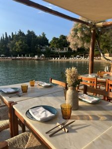 Taverna 37: Μια ντελικάτη ταβέρνα σαν σε νησί, σε ένα deck πάνω στην θάλασσα στο Four Seasons 1 Taverna 37: Μια ντελικάτη ταβέρνα σαν σε νησί, σε ένα deck πάνω στην θάλασσα στο Four Seasons - FlagInLife