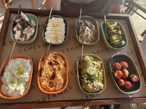 Taverna 37: Μια ντελικάτη ταβέρνα σαν σε νησί, σε ένα deck πάνω στην θάλασσα στο Four Seasons 2 Taverna 37: Μια ντελικάτη ταβέρνα σαν σε νησί, σε ένα deck πάνω στην θάλασσα στο Four Seasons - FlagInLife