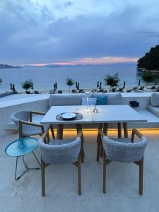 Veranda Restaurant: Η δημιουργική ελληνική κουζίνα του Γιάννη Μαρινόπουλου συναντά το μαγευτικό τοπίο του Vathi Cove Luxury Resort 1 Veranda Restaurant: Η δημιουργική ελληνική κουζίνα του Γιάννη Μαρινόπουλου συναντά το μαγευτικό τοπίο του Vathi Cove Luxury Resort - FlagInLife