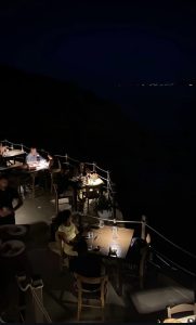 Ο Ντίνος στην Τήνο: Γιατί θεωρείται μια από τις καλύτερες ψαροταβέρνες των Κυκλάδων - FlagInLife