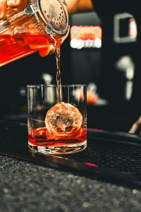 Prebatch, τεχνικές και cocktails: Τι χάνει το σύγχρονο bartending όταν ξεχνά τον πελάτη - FlagInLife
