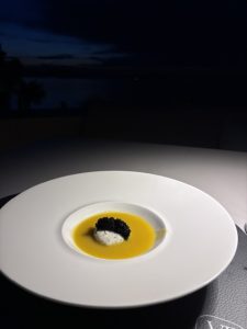 Veranda Restaurant: Η δημιουργική ελληνική κουζίνα του Γιάννη Μαρινόπουλου συναντά το μαγευτικό τοπίο του Vathi Cove Luxury Resort 5 Veranda Restaurant: Η δημιουργική ελληνική κουζίνα του Γιάννη Μαρινόπουλου συναντά το μαγευτικό τοπίο του Vathi Cove Luxury Resort - FlagInLife