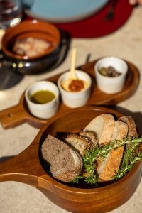 COOZEST: Το Ελληνικό Τραπέζι ως Τελετουργία στο The Coast Bill&Coo 1 COOZEST: Το Ελληνικό Τραπέζι ως Τελετουργία στο The Coast Bill&Coo - FlagInLife