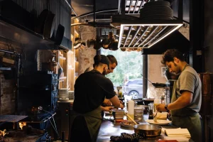 Οι Nomade et Sauvage βρίσκουν στέγη δίπλα στη γέφυρα του Ρουφ και το σπίτι τους ακούει στο όνομα Focu Sauvage - FlagInLife