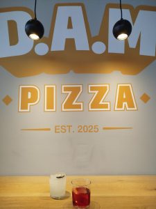 D.A.M. Athens στο Περιστέρι: Η ιστορία, η φιλοσοφία και η αυθεντική Detroit style pizza που ξεχωρίζει στην Αθήνα 5 D.A.M. Athens στο Περιστέρι: Η ιστορία, η φιλοσοφία και η αυθεντική Detroit style pizza που ξεχωρίζει στην Αθήνα - FlagInLife