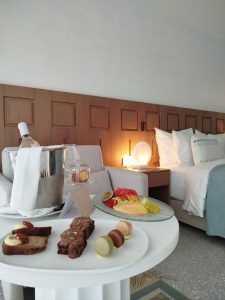 Tinos Beach Hotel: Η αναγέννηση του ιστορικού ξενοδοχείου που άλλαξε την τουριστική ταυτότητα της Τήνου - FlagInLife