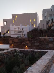 Tinos Beach Hotel: Η αναγέννηση του ιστορικού ξενοδοχείου που άλλαξε την τουριστική ταυτότητα της Τήνου - FlagInLife