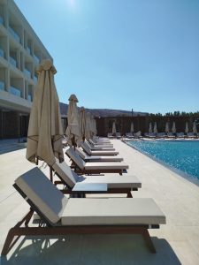Tinos Beach Hotel: Η αναγέννηση του ιστορικού ξενοδοχείου που άλλαξε την τουριστική ταυτότητα της Τήνου - FlagInLife
