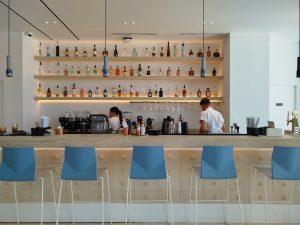 Tinos Beach Hotel: Η αναγέννηση του ιστορικού ξενοδοχείου που άλλαξε την τουριστική ταυτότητα της Τήνου - FlagInLife