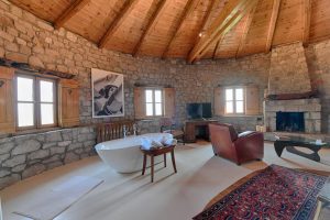 La Tour Melas: Wine tasting, πολυτελή lodges και ένα από τα κορυφαία ελληνικά οινοποιεία - FlagInLife