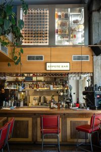 Έπρεπε Bar: Ένα αγαπημένο στέκι στην Κυψέλη ωριμάζει χωρίς να χάσει το χαρακτήρα του 2 Έπρεπε Bar: Ένα αγαπημένο στέκι στην Κυψέλη ωριμάζει χωρίς να χάσει το χαρακτήρα του - FlagInLife