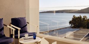 Tinos Beach Hotel: Η αναγέννηση του ιστορικού ξενοδοχείου που άλλαξε την τουριστική ταυτότητα της Τήνου - FlagInLife