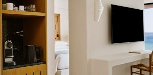 Tinos Beach Hotel: Η αναγέννηση του ιστορικού ξενοδοχείου που άλλαξε την τουριστική ταυτότητα της Τήνου - FlagInLife