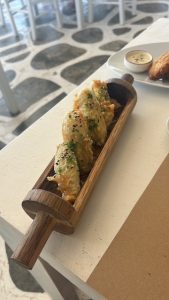 Ostria Tinos: Η νέα άφιξη στα Κιόνια της Τήνου, με chef patron τον Μάνο Τσοπλάκη 3 Ostria Tinos: Η νέα άφιξη στα Κιόνια της Τήνου, με chef patron τον Μάνο Τσοπλάκη - FlagInLife