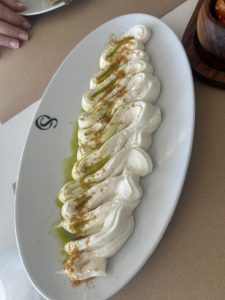 Ostria Tinos: Η νέα άφιξη στα Κιόνια της Τήνου, με chef patron τον Μάνο Τσοπλάκη 2 Ostria Tinos: Η νέα άφιξη στα Κιόνια της Τήνου, με chef patron τον Μάνο Τσοπλάκη - FlagInLife