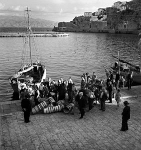 «Βλέμμα στον κόσμο»: Η Joan Leigh Fermor φωτογραφίζει την Ελλάδα στην Ύδρα - FlagInLife