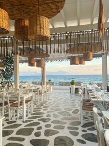 Ostria Tinos: Η νέα άφιξη στα Κιόνια της Τήνου, με chef patron τον Μάνο Τσοπλάκη 1 Ostria Tinos: Η νέα άφιξη στα Κιόνια της Τήνου, με chef patron τον Μάνο Τσοπλάκη - FlagInLife