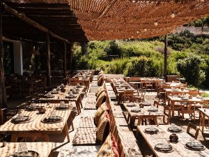 Τρία beach bars κοντά στην Αθήνα που μοιάζουν με καλοκαιρινές διακοπές 1 Τρία beach bars κοντά στην Αθήνα που μοιάζουν με καλοκαιρινές διακοπές - FlagInLife
