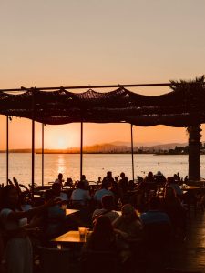 Τρία beach bars κοντά στην Αθήνα που μοιάζουν με καλοκαιρινές διακοπές 2 Τρία beach bars κοντά στην Αθήνα που μοιάζουν με καλοκαιρινές διακοπές - FlagInLife