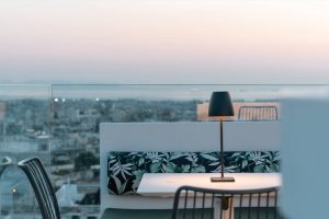 Neoma Sky Restaurant & Bar: Το εστιατόριο στου Φιλοπάππου με τη φοβερή θέα - FlagInLife