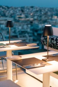 Neoma Sky Restaurant & Bar: Το εστιατόριο στου Φιλοπάππου με τη φοβερή θέα - FlagInLife