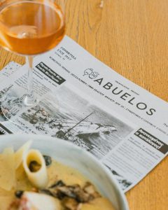 Abuelos: Γι’ αυτό το μπαρ η Περαία δεν είναι ποτέ μακριά - FlagInLife