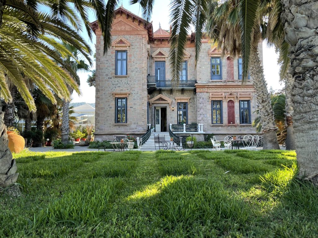Loriet Hotel: Η αρχοντική φιλοξενία της παλιάς Μυτιλήνης 3 Loriet Hotel: Η αρχοντική φιλοξενία της παλιάς Μυτιλήνης - FlagInLife