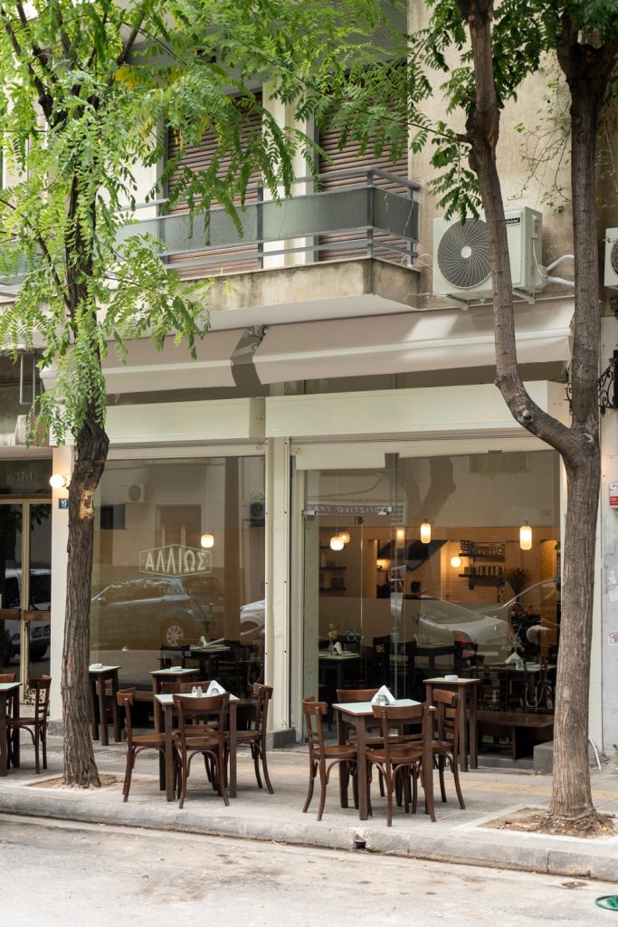Αλλιώς Καφενείο: Η ελληνική παράδοση σε ένα σύγχρονο καφενείο της Κυψέλης - FlagInLife