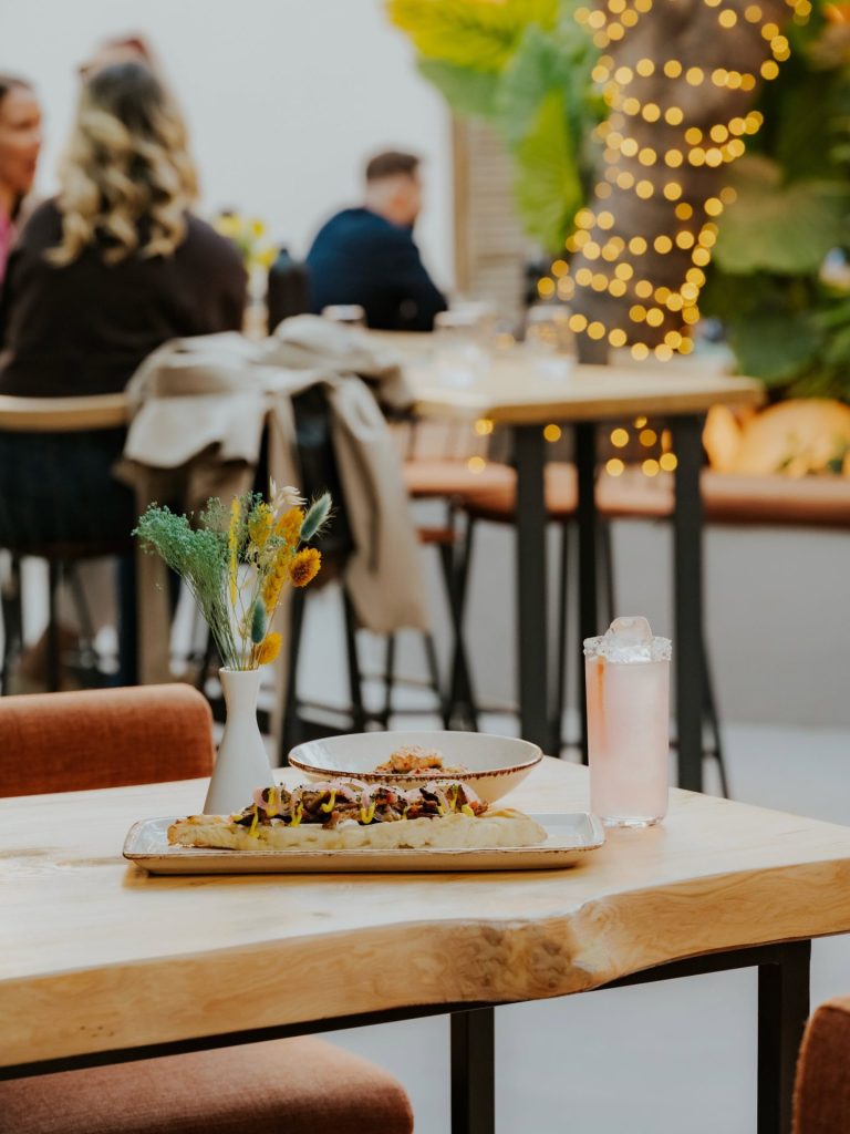 Τρία δροσερά All Day cocktail bars στην Αθήνα με υπέροχο περιβάλλον για τις ημέρες του Αυγούστου - FlagInLife