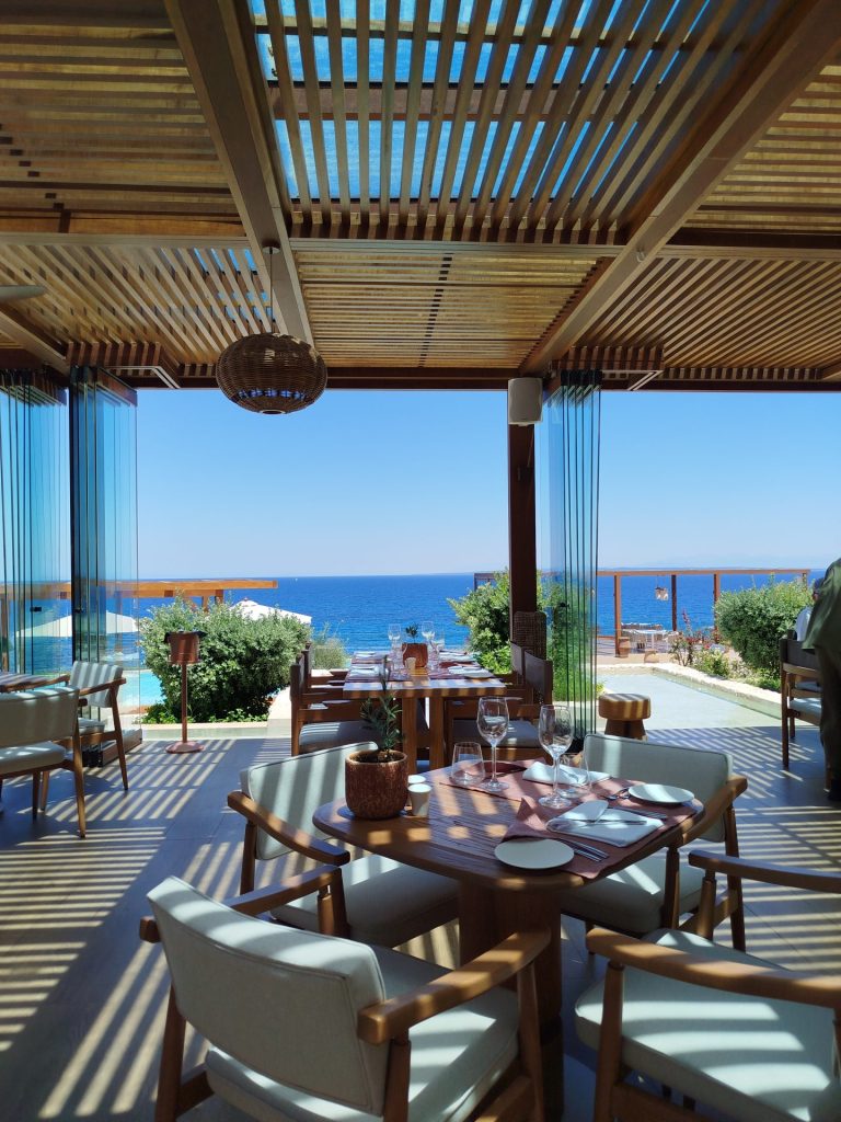 Novita Restaurant: Ο «μπαλαντέρ» του Lesante Cape που ξέρει να υπηρετεί το ελληνικό καλοκαίρι - FlagInLife